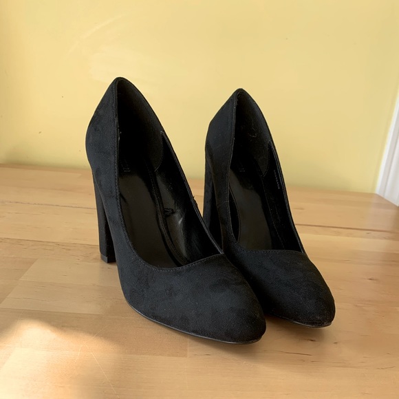 Black Heeled Pumps - Picture 3 of 5